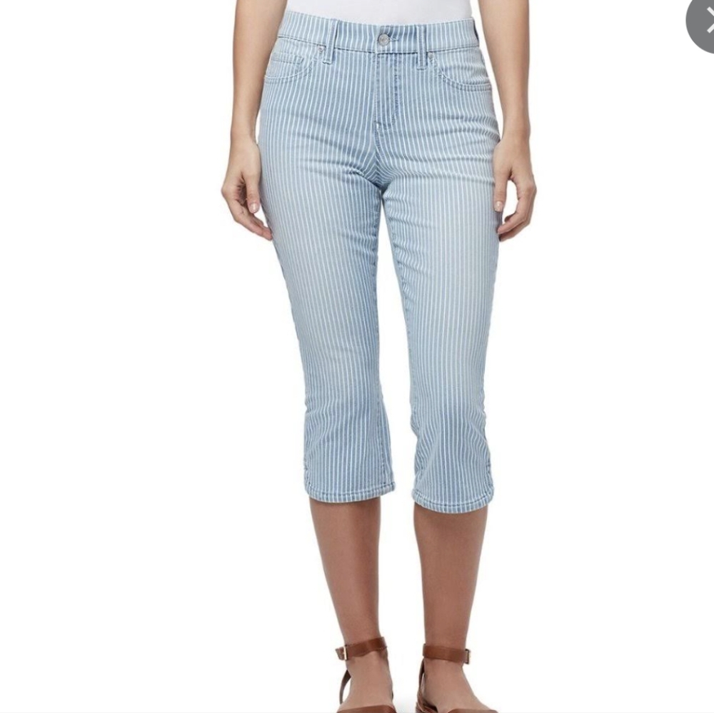 ✨5/$25✨ Gloria Vanderbilt pinstripe denim jeans